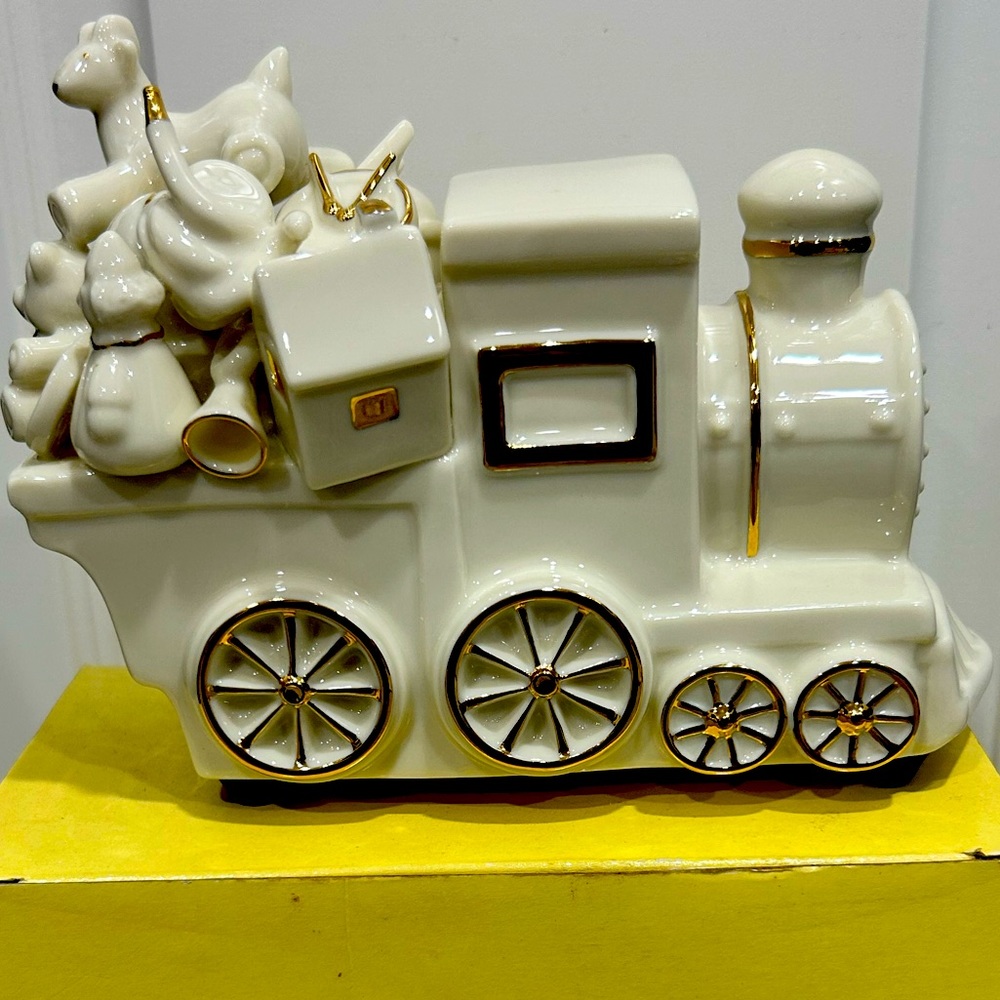 Mikasa Holiday Elegance Engine Locomotive Musical Christmas Train FK001-418